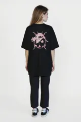 Remera negra de corte holgado con estampado pequeño en el pecho con la palabra 'why?' en color rosa.