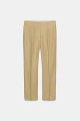 Pantalón de vestir color beige, de tiro alto, corte recto y largo cropped.