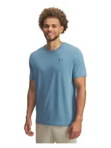 Remera Under Armour de hombre, color celeste, de manga corta y cuello redondo. Presenta logo discreto en el pecho.