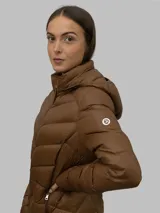 Campera marrón de nailon con relleno de plumón (90% plumón, 10% plumas), cierre frontal con cremallera, diseño acolchado, bolsillos laterales y cuello alto con capucha.