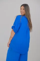 Camisa azul francia de mangas cortas con botones.