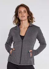 Campera gris de microfibra con cierre frontal y bolsillos laterales.
