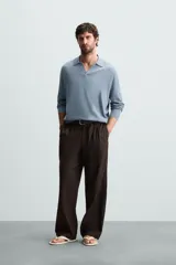 Polo celeste de punto con mezcla de algodón, seda y lino. Corte relaxed fit, cuello solapa con abertura frontal, manga larga y acabados en rib.