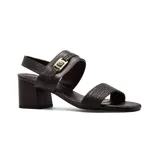 Sandalias de cuero color marrón con detalles en negro, taco cuadrado y hebilla dorada.