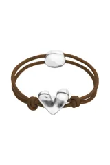 Pulsera ajustable de hilo elástico marrón, con un dije central de corazón plateado de forma orgánica y un cierre magnético plateado.