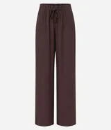 Pantalón recto de viscosa texturizada color blanco, con lazo en la cintura.