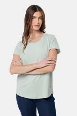 Remera azul de algodón y poliéster, de corte recto, cuello redondo y manga corta.