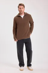 Sweater verde oscuro de punto con cuello alto y cierre de cremallera parcial. Tejido de canalé vertical.