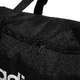 Bolso deportivo Adidas Linear Duff M, color negro con logo blanco estampado en el frente. Cuenta con doble asa de mano y correa ajustable para el hombro.
