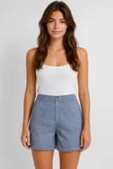 Short de lino de tiro alto, corte ancho y largo hasta la mitad del muslo, con estampado de rayas verticales blancas y azul oscuro.