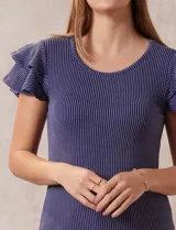 Remera beige de tejido acanalado, con cuello redondo y mangas cortas con volados.