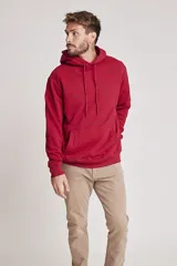 Sudadera con capucha roja, de corte holgado y con bolsillo tipo canguro.
