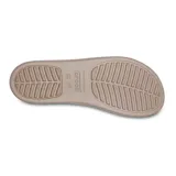 Sandalias Crocs modelo Brooklyn Low Wedge, color azul marino con plataforma beige. Presentan dos tiras anchas sobre el empeine y una tira ajustable en el talón.