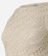 Vestido midi de crochet color crudo, sin mangas y con cuello redondo. Presenta aberturas laterales en el ruedo.