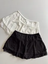 Shorts de encaje con forro interior, uno negro y otro blanco.