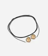 Conjunto de collar y aros dorados con forma de flor. Los aros son tipo botón y el collar es de cordón negro.