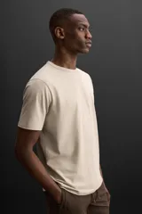 Camiseta relaxed fit color beige confeccionada en tejido con mezcla de algodón, cuello redondo, manga corta y logo estampado en el bajo. Zara Athleticz.