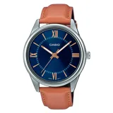 Reloj analógico Casio modelo MTPV005L-2B5UDF, con caja plateada de acero inoxidable y correa de cuero marrón. Esfera azul con números romanos y agujas doradas.