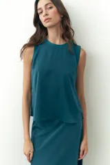 Blusa sin mangas de satén color magenta, con diseño minimalista y corte suelto.
