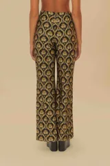 Pantalón acampanado negro con estampado floral dorado, de tiro alto y cintura elástica.