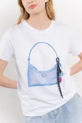Remera blanca de algodón con estampado de un bolso con llavero colorido.