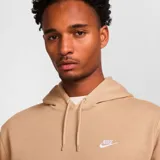 Buzo hoodie color crema de Nike, modelo Club, con logo bordado en blanco en el pecho y bolsillo tipo canguro.