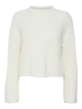 Sweater de punto color blanco, de corte holgado y cuello redondo.