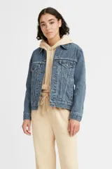 Campera de denim azul con corte extra relajado, dobladillo alargado y múltiples bolsillos.