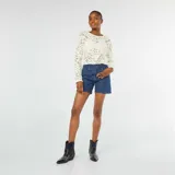 Sweater color beige de ganchillo con mangas largas.