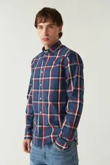 Camisa de manga larga a cuadros rojos y negros, de corte slim fit, con cuello abotonado y logo bordado en el pecho. Confeccionada en algodón.