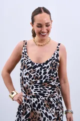 Vestido largo con estampado animal print en tonos marrón, negro y blanco. Diseño con breteles finos y corte evasé.