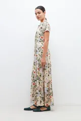 Maxi vestido camisero con estampado floral multicolor, de corte recto y manga corta.