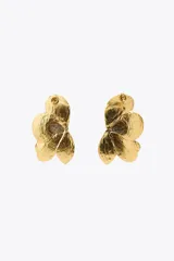 Par de aros dorados con forma de flor en relieve, con cierre de tuerca.