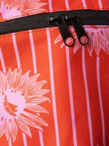 Bolso térmico (cooler bag) de gran tamaño, color marrón rojizo, con estampado mixto de leopardo y cebra. Posee manija superior y correa ajustable para hombro, ambas de cinta blanca con estampado negro de monograma.