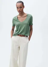 Camiseta verde de lino con cuello en V y mangas cortas.