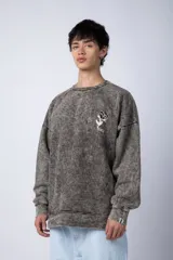 Buzo oversize de algodón frizado con diseño artesanal y estampado de rosa en el pecho.