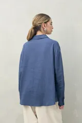 Camisa color rosa claro, de corte clásico y silueta relajada, confeccionada en mezcla de lino y viscosa.