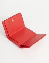 Billetera pequeña de cuerina color rosa claro con solapa en forma de sobre y broche de corazón dorado.