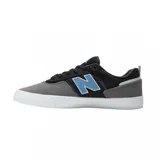 Championes New Balance NM306 de skate, con capellada de gamuza gris y detalles en negro y celeste.