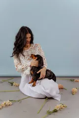 Blusa beige de hilo calado con mangas largas y cuello redondo.