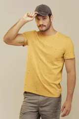 Remera celeste con estampado de figuras geométricas en tonos naranja y verde.