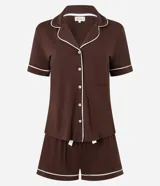 Conjunto de pijama americano corto color marrón con detalles en blanco, confeccionado en viscolycra. Incluye una blusa de manga corta con cuello solapa y abotonado delantero, y un short con cintura elástica y lazo.