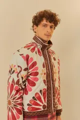 Chaqueta marrón con estampado floral y detalles de crochet y flecos.