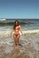 Bombacha de bikini roja con tiras finas ajustables en los laterales.