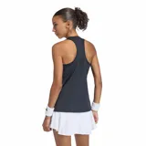 Musculosa deportiva Adidas Club Tank, color azul oscuro o negro, con cuello redondo y sisas amplias. Presenta el logo de Adidas en el pecho en tono más oscuro.