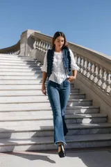 Pantalón de jean acampanado color marrón, con tiro alto, alforza central y ruedo desflecado.
