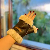 Mitones de cuero negro con puños de lana color crema.