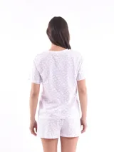 Conjunto de pijama estampado, compuesto por una remera de mangas cortas y un short.