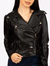 Chaqueta blanca de cuero sintético, estilo biker, con cierre cruzado, cuello con solapas y cinturón ajustable.