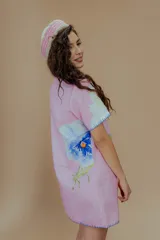 Vestido corto rosado con estampado de flores, cuello solapa, mangas cortas y bordes con puntada overlock en hilo azul.